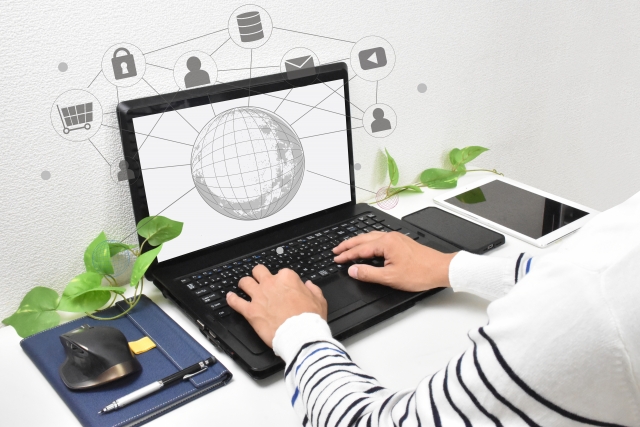 パソコンでインターネット作業をする人