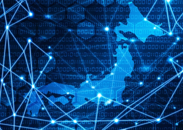 インターネットの通信ネットワークをイメージした青い背景のデジタルアート。世界地図と通信ラインが描かれ、光回線やネット接続を連想させるビジュアル。