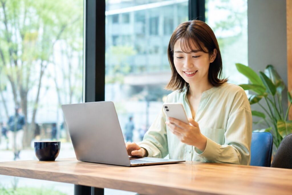 カフェでポケットWi-Fiを使ってネットを利用する様子