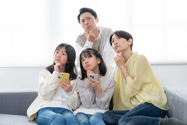 子どもに初めてスマホを持たせるか家族で考えるイメージ
