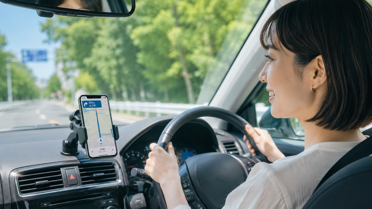 車内でスマホのカーナビアプリを使って走行している様子