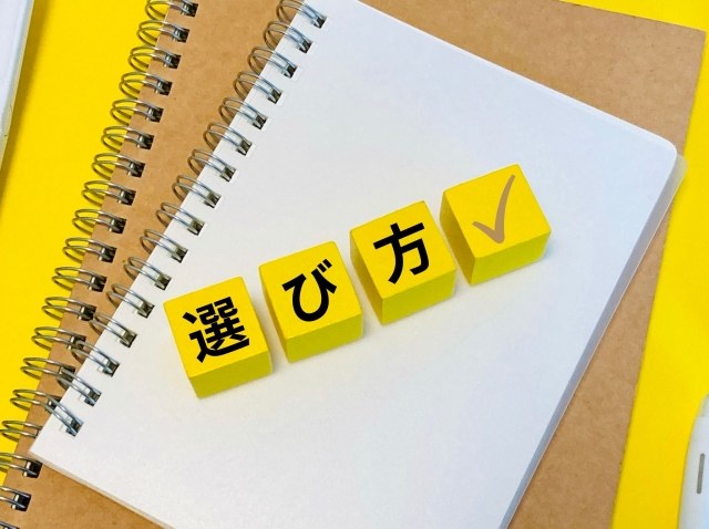 中古iPhoneの選び方を示すノートとペン