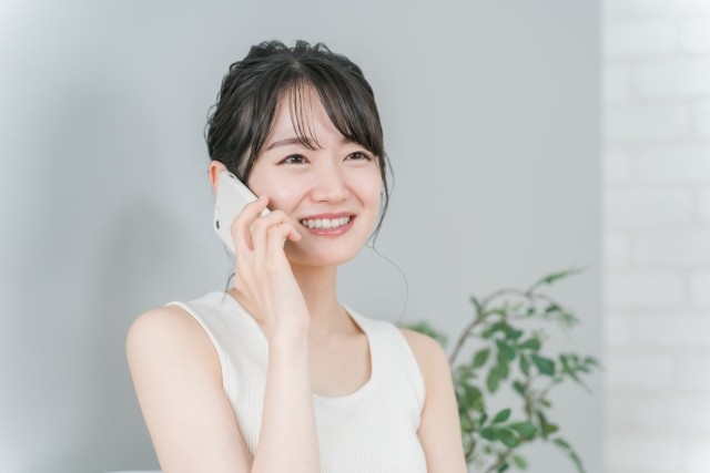 ワイモバイルに乗り換えてスマホで通話している女性のイメージ