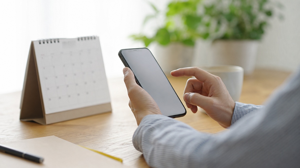 スマホの買い時をカレンダーで考える様子