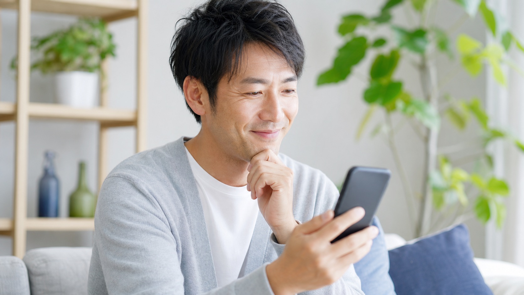 ソフトバンクからワイモバイルへの乗り換えを検討してスマホ料金を見直す様子