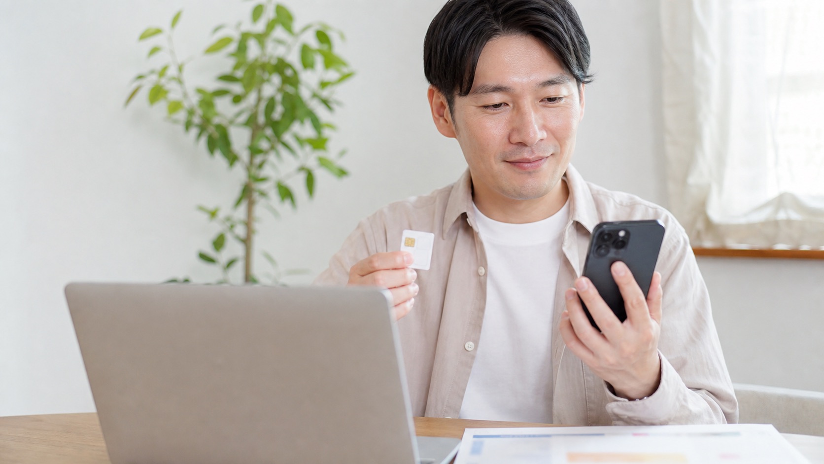 スマホでワイモバイルへのオンライン乗り換え手続きをする様子