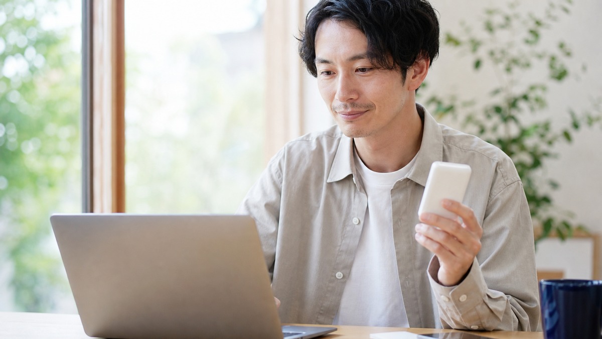 小型モバイルWi-Fiルーターを使ってノートパソコンで作業する人