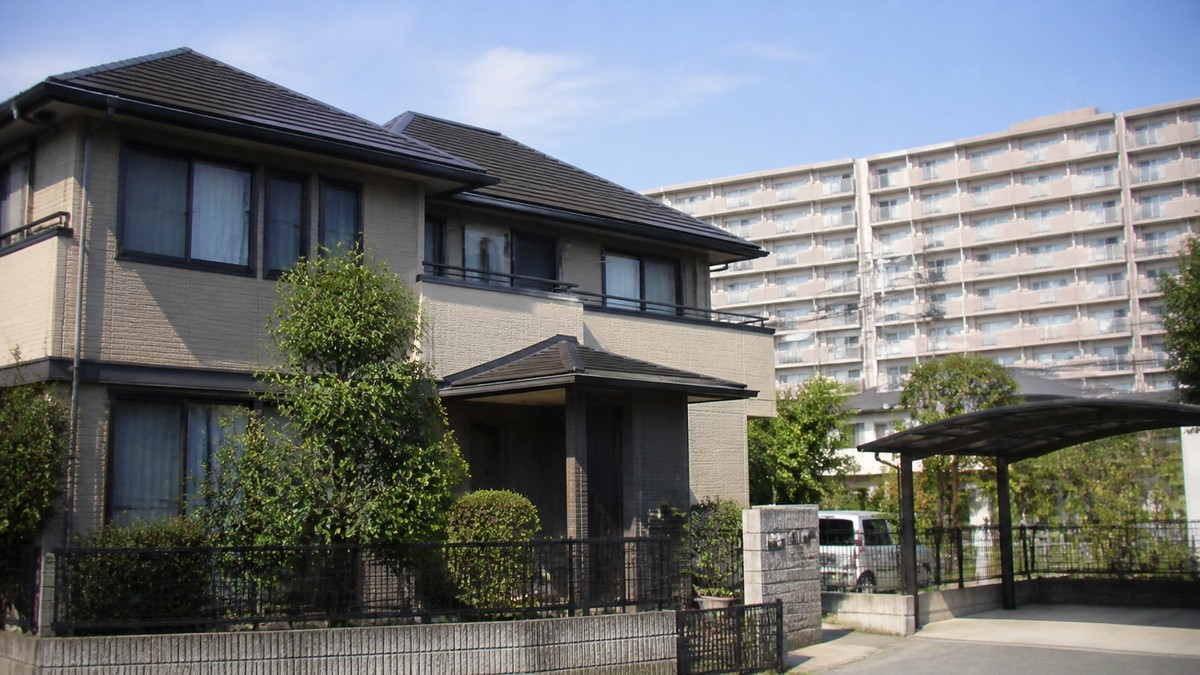 戸建てとマンションの光回線の料金を比べる様子