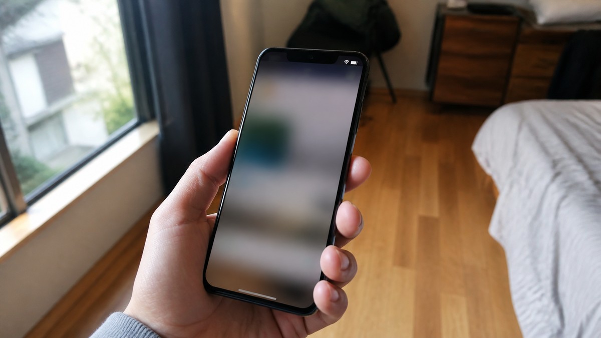 2階の部屋でスマートフォンのWi-Fi電波が1本しか立っていない様子