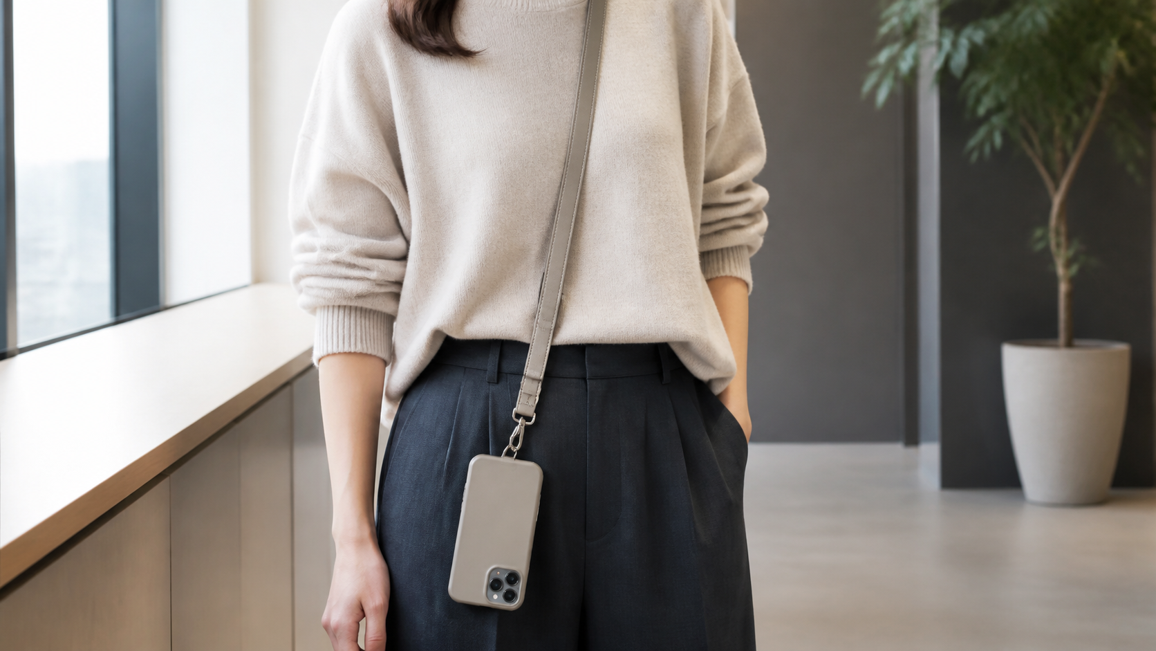 服装に合わせたスマホショルダーの選び方